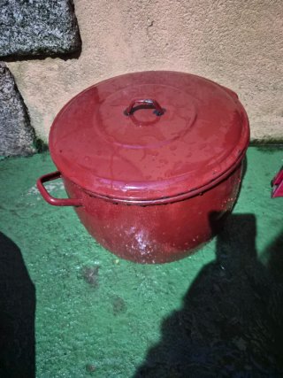 Olla grande de metal roja.