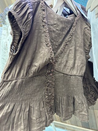 Blusa marrón con volantes y botones