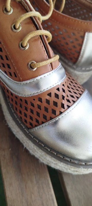 Zapatos calados con cordones y plataforma