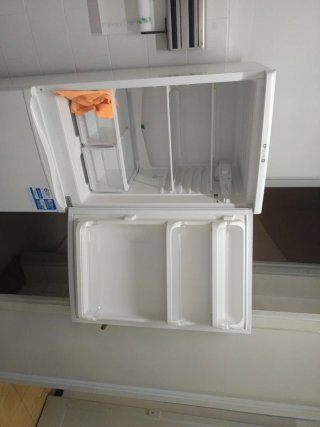 Nevera Indesit blanca está en Barcelona