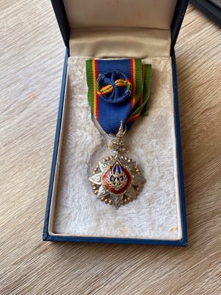 Medalla militar antigua con caja