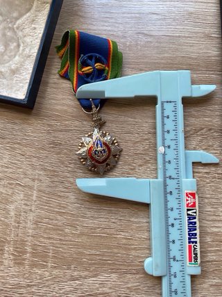 Medalla militar antigua con caja