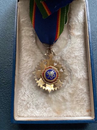 Medalla militar antigua con caja