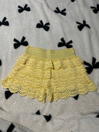 Shorts amarillos de encaje
