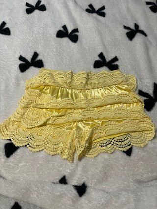 Shorts amarillos de encaje