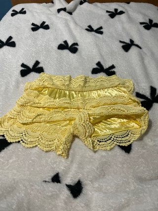 Shorts amarillos de encaje