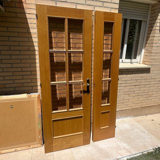 Puerta de madera con cristal