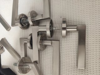 Manetas de puerta nuevas metal plateado con cerrad