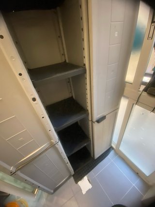 URGE VENDER Mueble de resina gris y negro