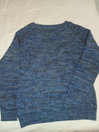 Jersey azul y multicolor con tonos dorados.