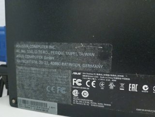 Escritorio ordenador con mesa y altavoces