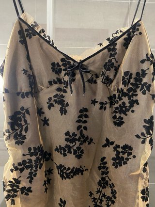Vestido Zara floral negro y beige
