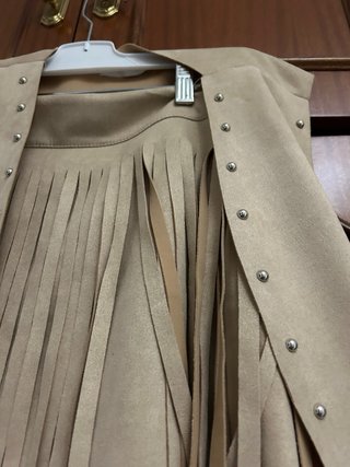 Conjunto chaleco y falda flecos beige