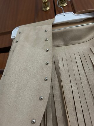 Conjunto chaleco y falda flecos beige