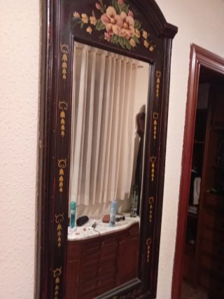 Espejo de madera con flores pintadas