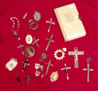 Lote religioso antiguo: rosario, cruces y medallas