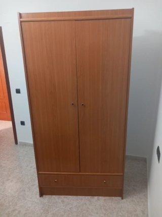 Armario de madera marrón