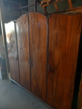 Armario de madera marrón
