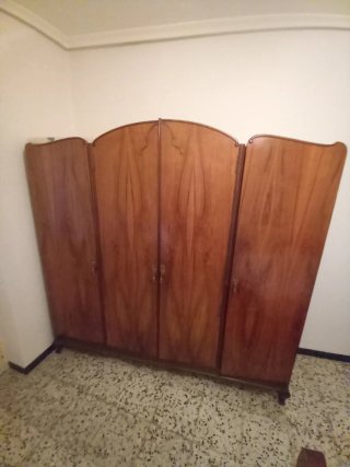 Armario de madera marrón