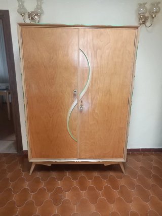 Armario de madera marrón