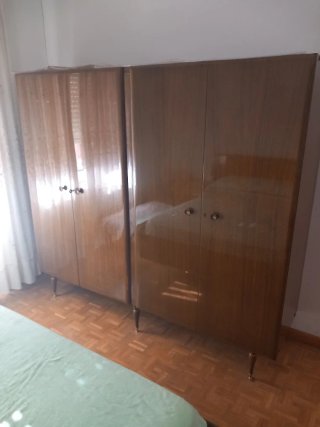 Armario de madera marrón
