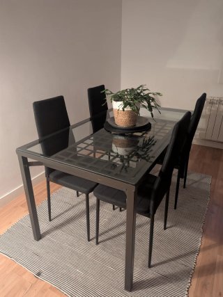 Mesa de comedor cristal y metal más 4 sillas