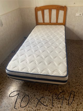 Estructura de cama de madera y metal
