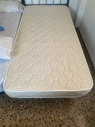 Estructura de cama de madera y metal