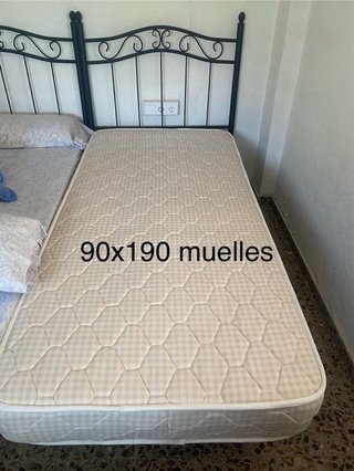 Estructura de cama de madera y metal