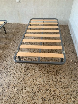 Estructura de cama de madera y metal
