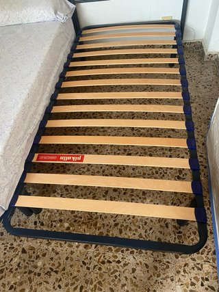 Estructura de cama de madera y metal