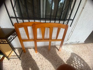 Estructura de cama de madera y metal