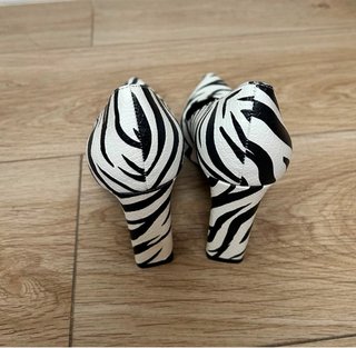 Zapatos de tacón con estampado cebra