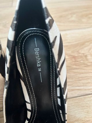 Zapatos de tacón con estampado cebra