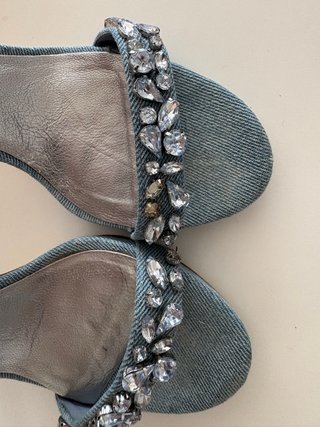 Tacones Guess plateados y azules con pedrería