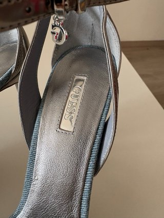 Tacones Guess plateados y azules con pedrería
