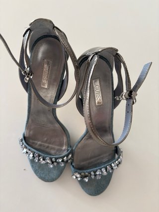 Tacones Guess plateados y azules con pedrería