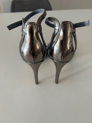 Tacones Guess plateados y azules con pedrería