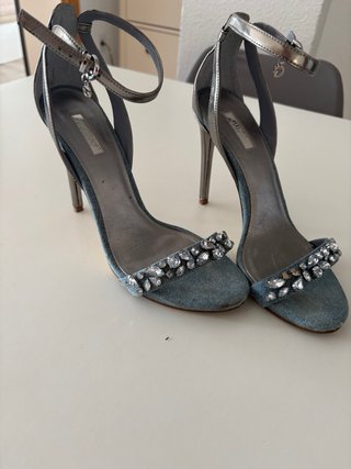 Tacones Guess plateados y azules con pedrería