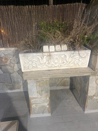 Jardinera de piedra decorada. 60€ 1