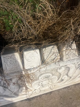 Jardinera de piedra decorada. 60€ 1