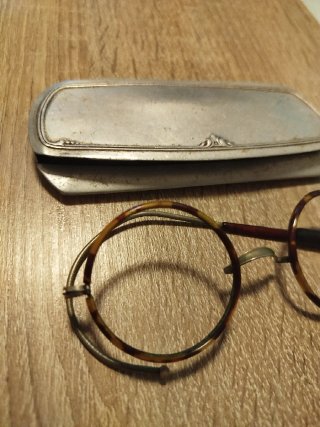 Gafas antiguas con estuche