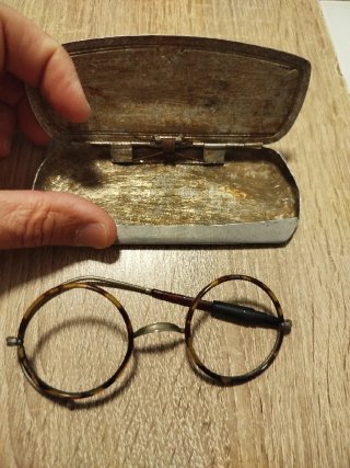Gafas antiguas con estuche