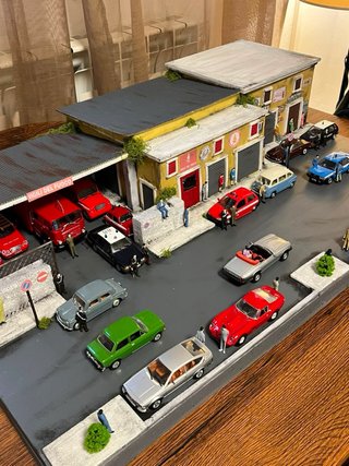 Diorama con modellini auto 1:43 leggere annuncio