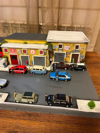 Diorama con modellini auto 1:43 leggere annuncio