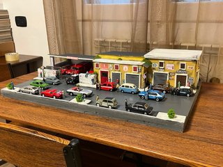 Diorama con modellini auto 1:43 leggere annuncio