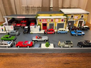 Diorama con modellini auto 1:43 leggere annuncio