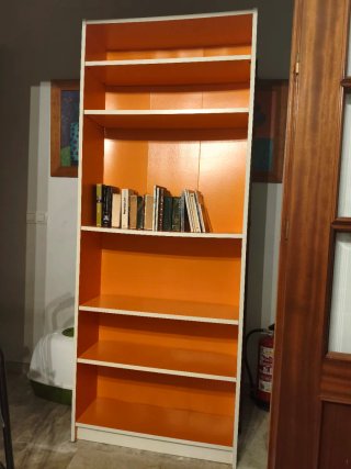 Estantería naranja y blanca de madera