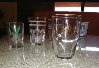 Juego de 9 vasos de cristal decorados
