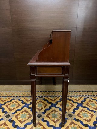 Escritorio clásico de madera